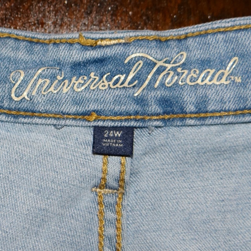 Universal Thread Distressed Cropped Jeans - Picture 5 of 7